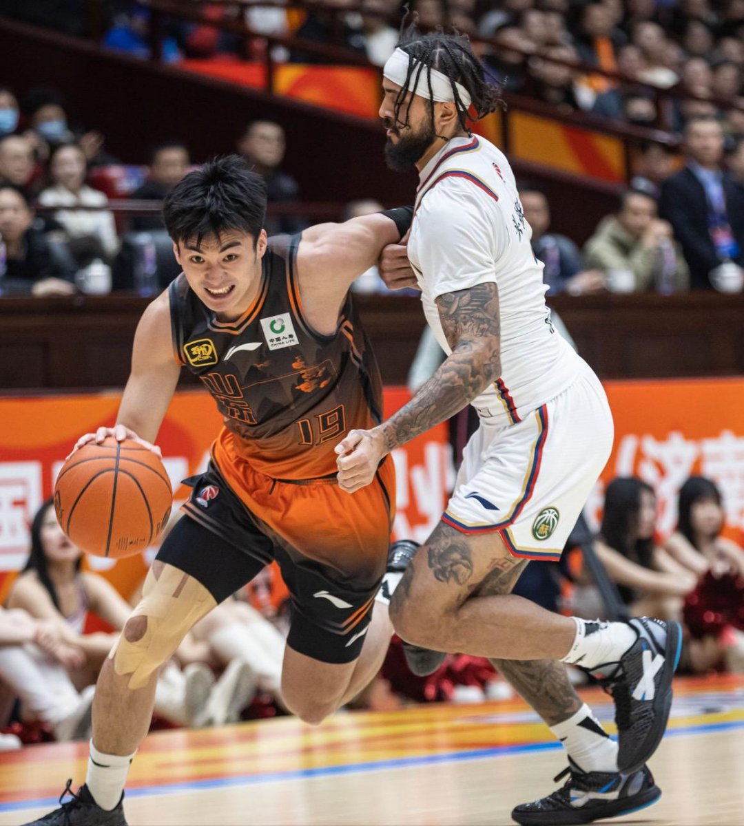 CBA季后赛赛程吃紧，广州队今晚战术微调，气氛紧张，更衣室氛围转暖的简单介绍开云平台